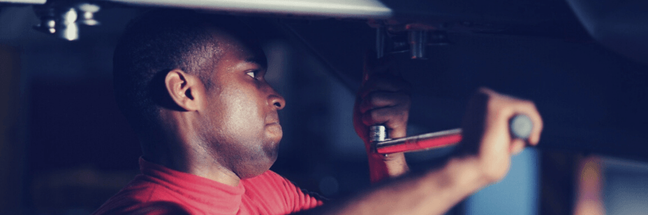 un technicien effectue une maintenance sur une machine